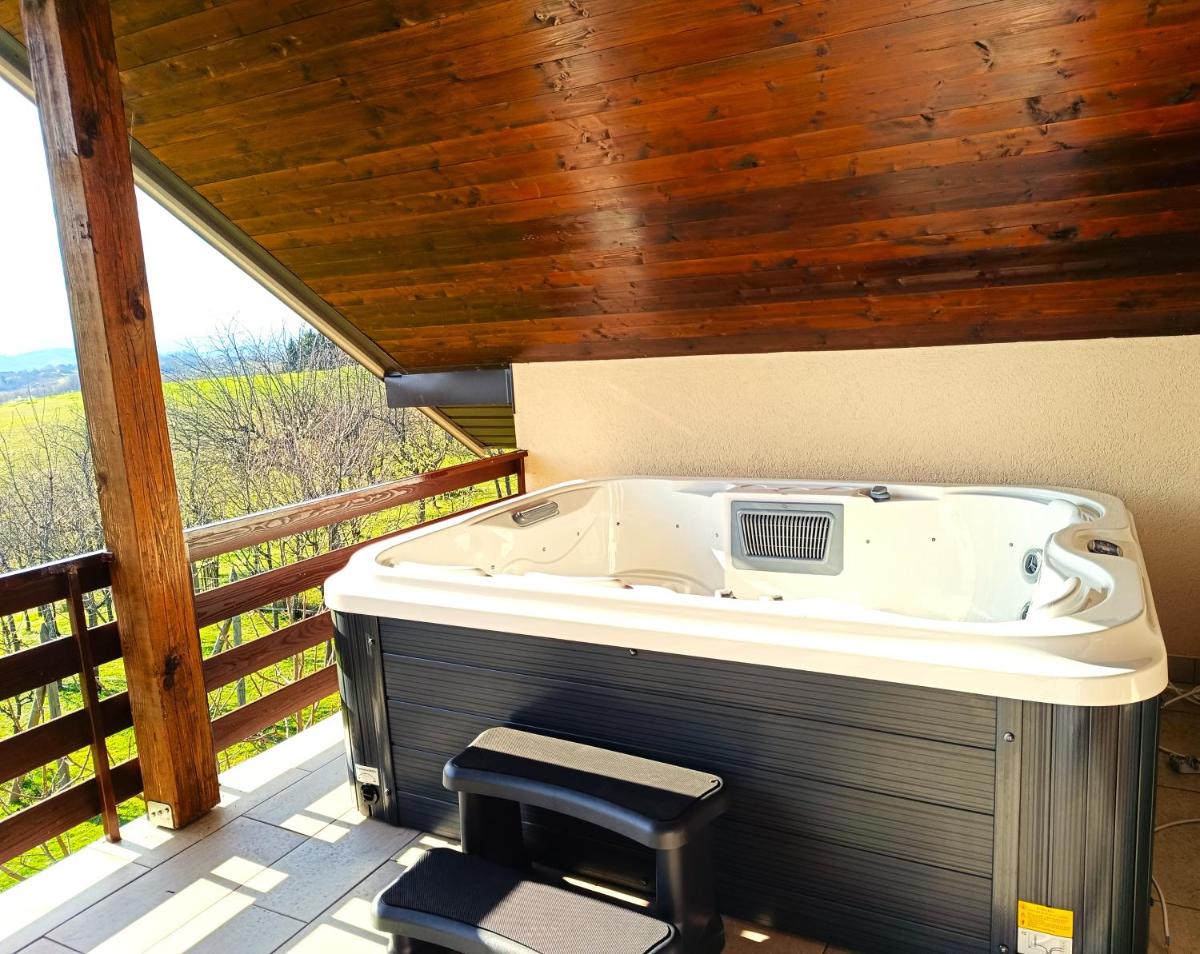 Holiday Home Dandelion with Hot Tub & Sauna - Housity