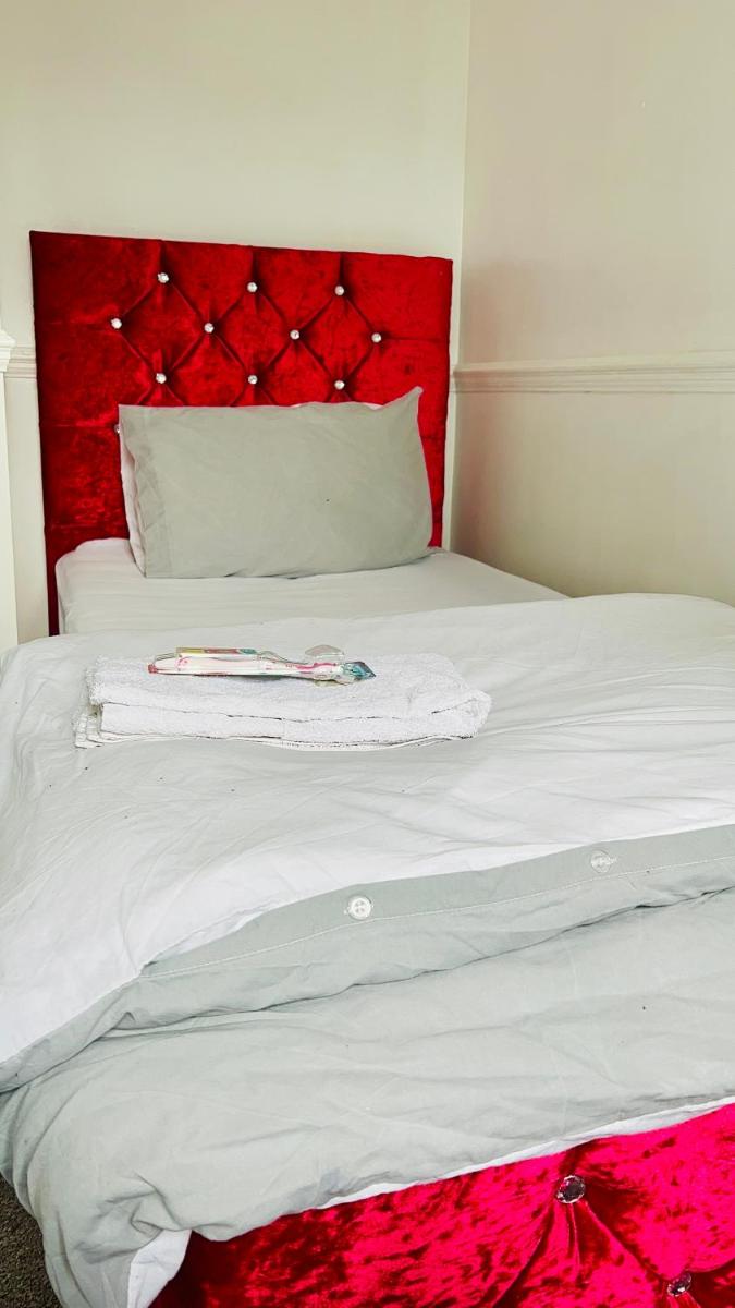 Quiet Single bedroom with free parking, office desk &chair, free wifi - Housity