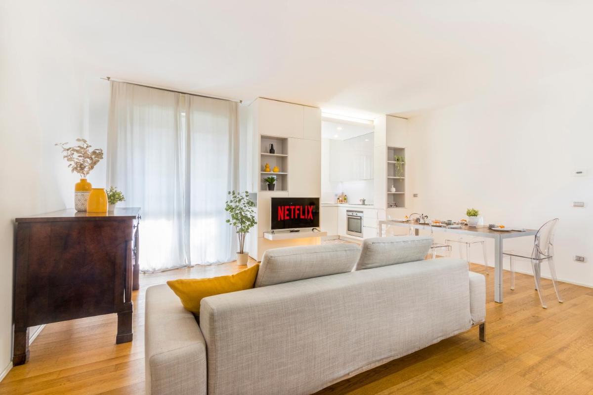 Modena City Lux near Policlinico - Housity