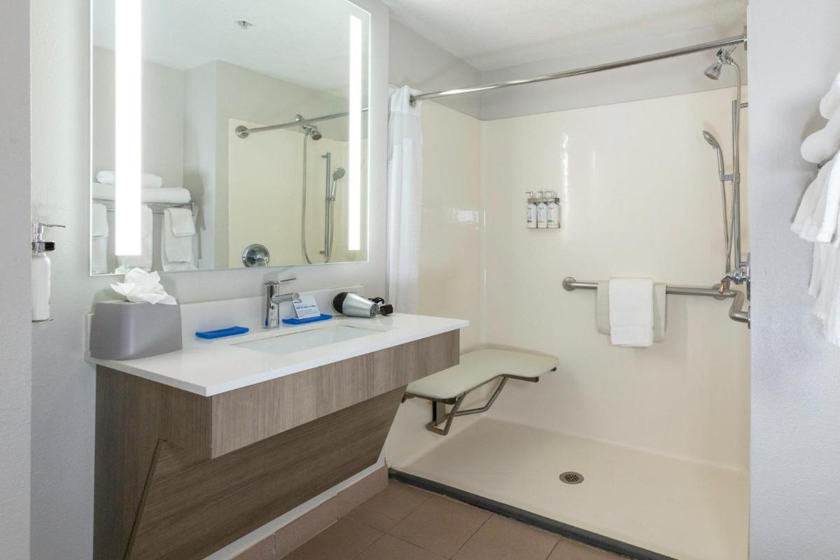 Holiday Inn Express Hotel & Suites Jacksonville Airport by IHG - Housity