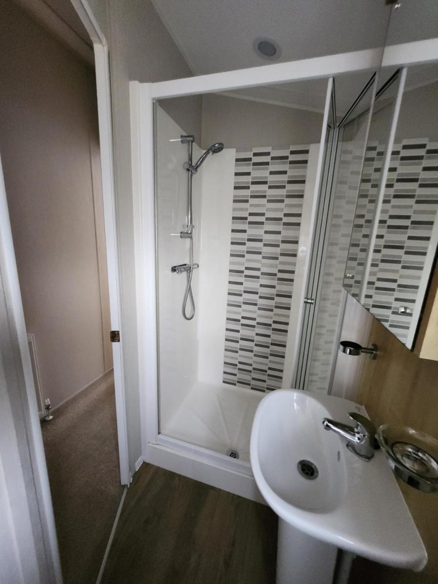 Dees hot tub breaks at Tattershall Lakes Jet Ski 4 - Housity