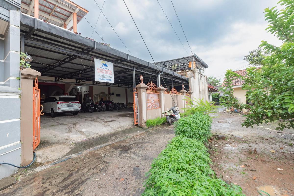 RedDoorz Syariah near Alun Alun Sumedang - Housity
