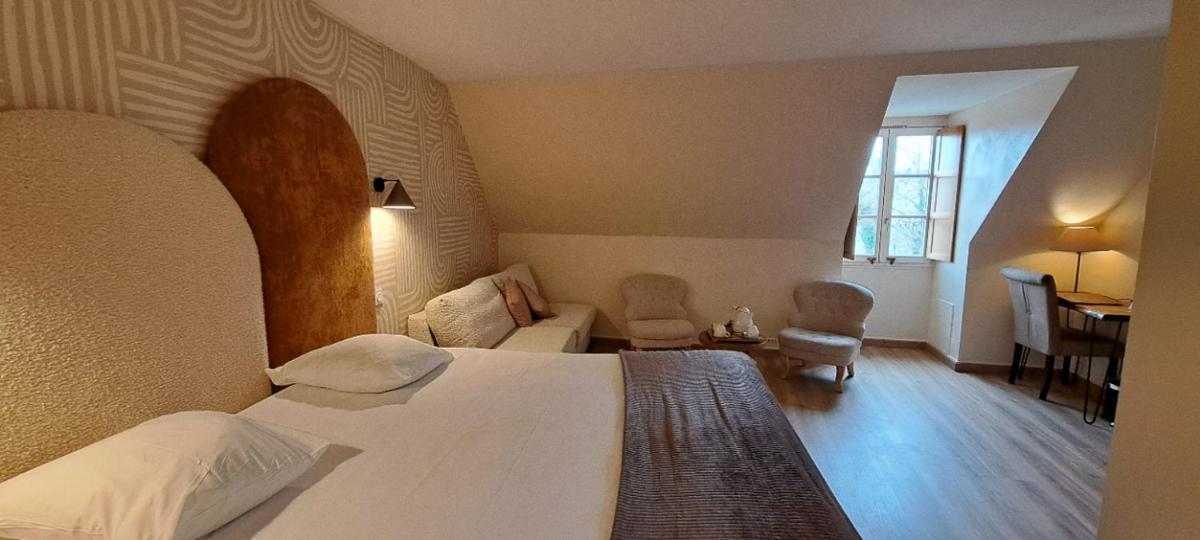 Un ou plusieurs lits dans un hébergement de l'établissement Logis Hostellerie des Clos et restaurant Bistrot des grands crus