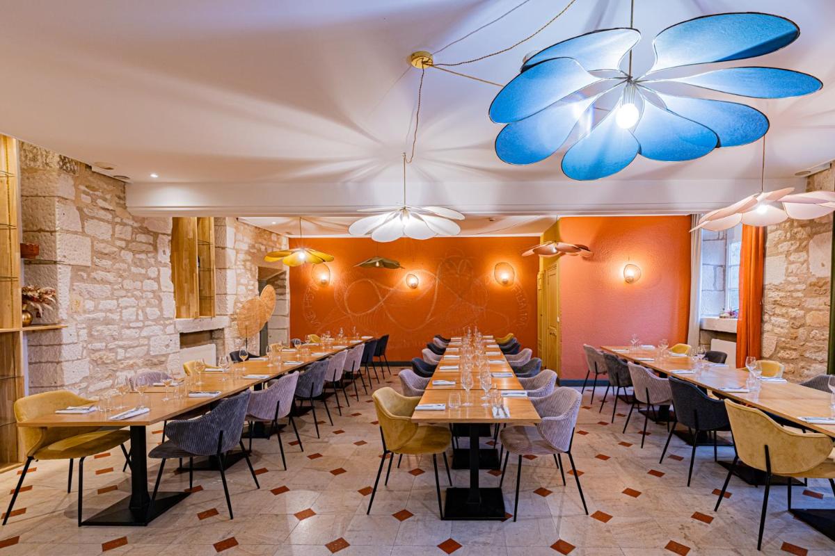 Coin salon dans l'établissement Logis Hostellerie des Clos et restaurant Bistrot des grands crus