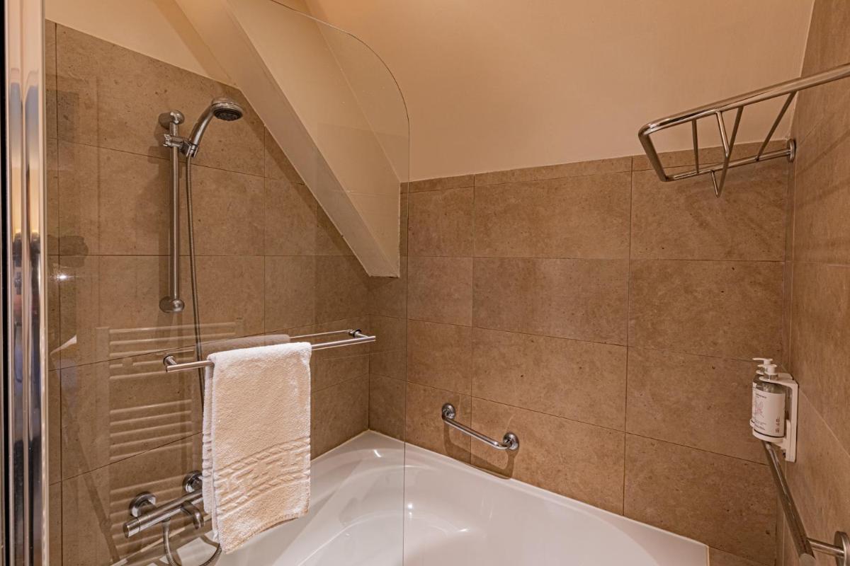 Salle de bains dans l'établissement Logis Hostellerie des Clos et restaurant Bistrot des grands crus