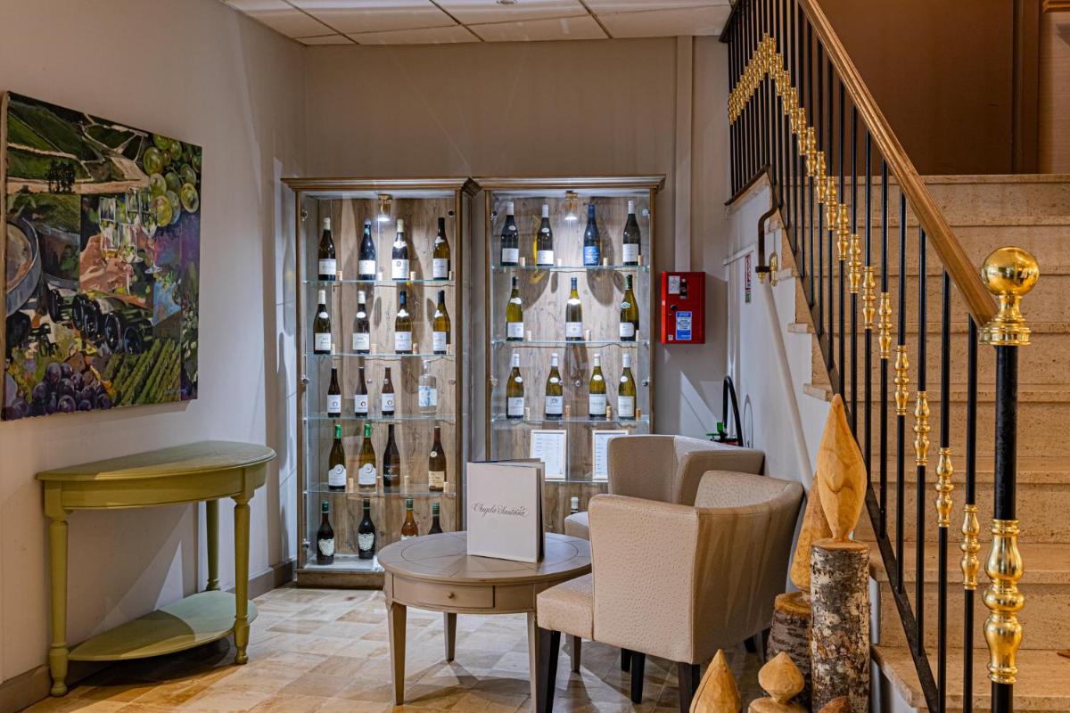 Coin salon dans l'établissement Logis Hostellerie des Clos et restaurant Bistrot des grands crus
