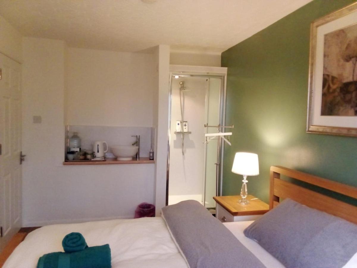 1 Luxurious Double Bedroom with Private Shower - Housity