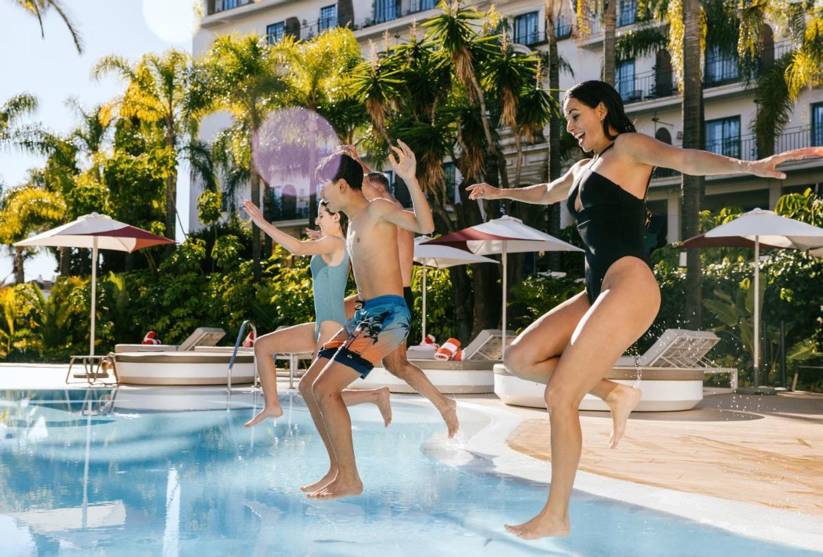 un grupo de personas jugando en una piscina en Hard Rock Hotel Marbella - Puerto Banús, en Marbella