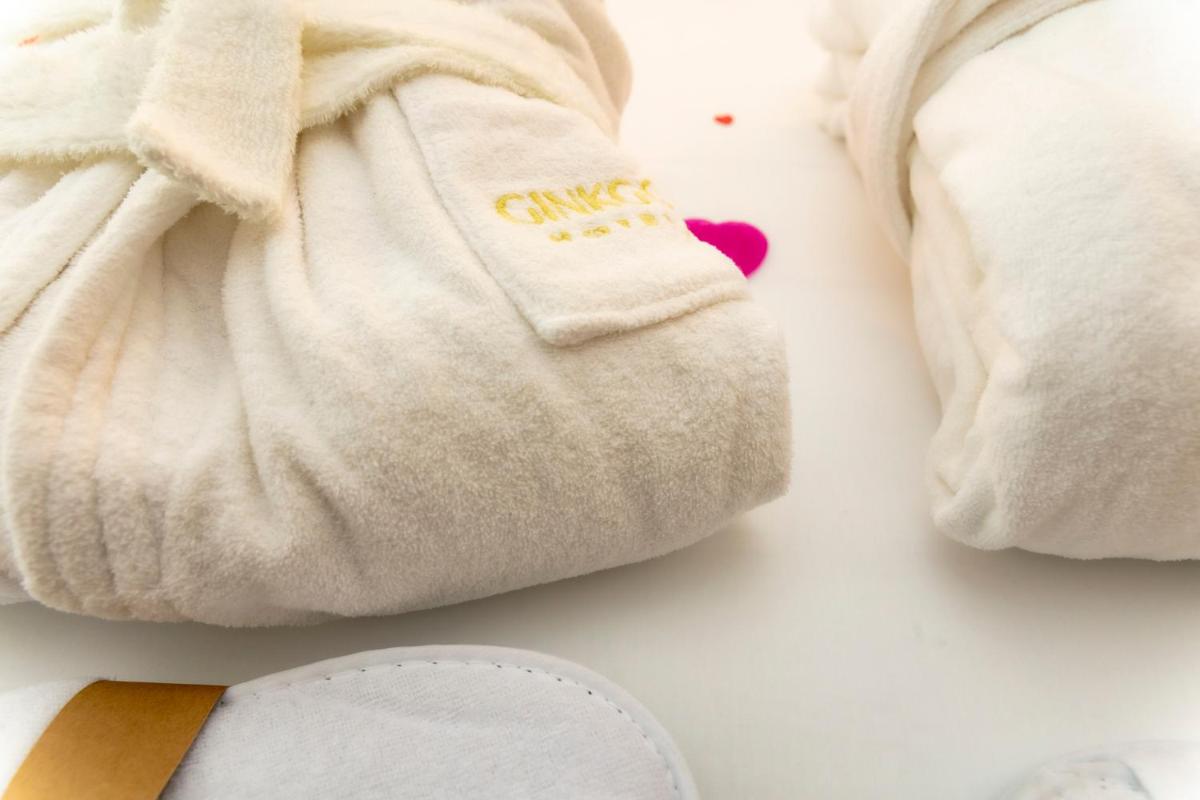 Un ou plusieurs lits dans un hébergement de l'établissement Hôtel Ginkgo - SPA Biloba