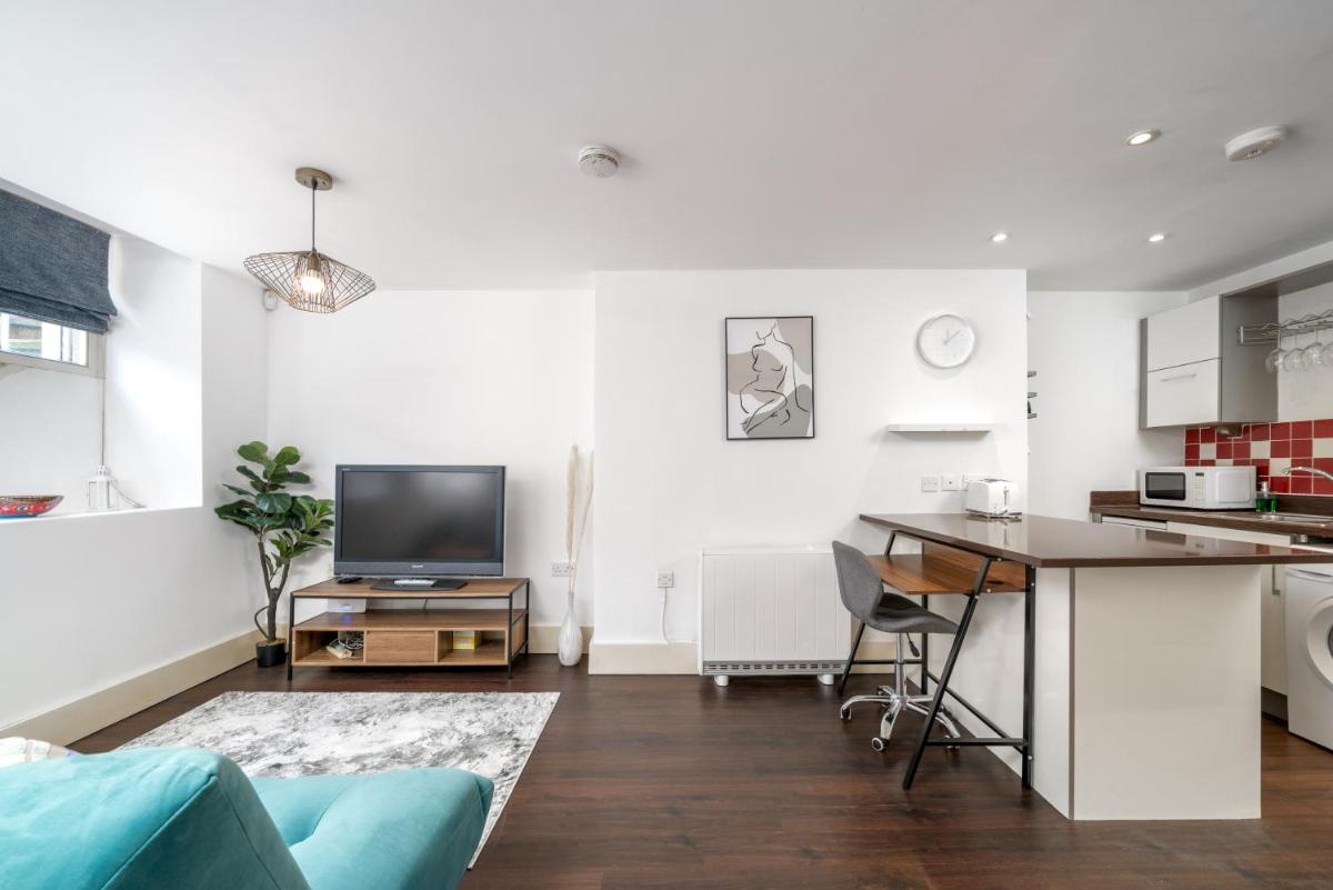 Riverside 1 Bed Basement Flat near Hampton Court Palace - Housity