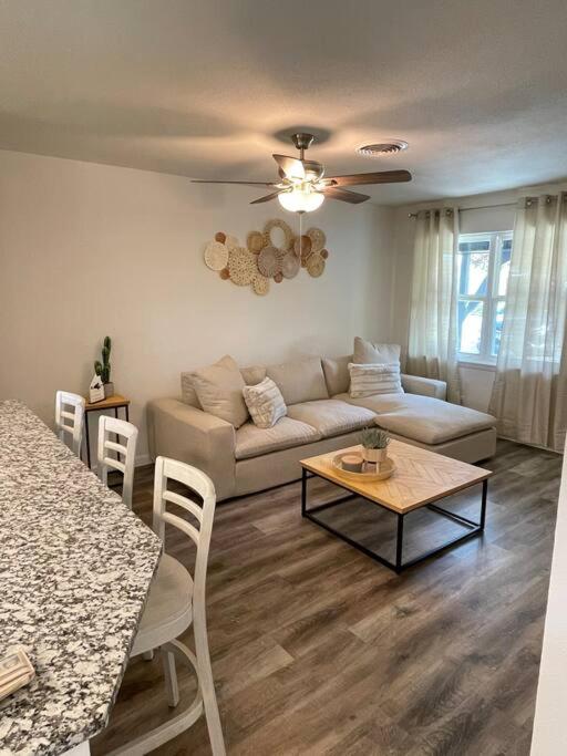 Vaqueros Village - Housity