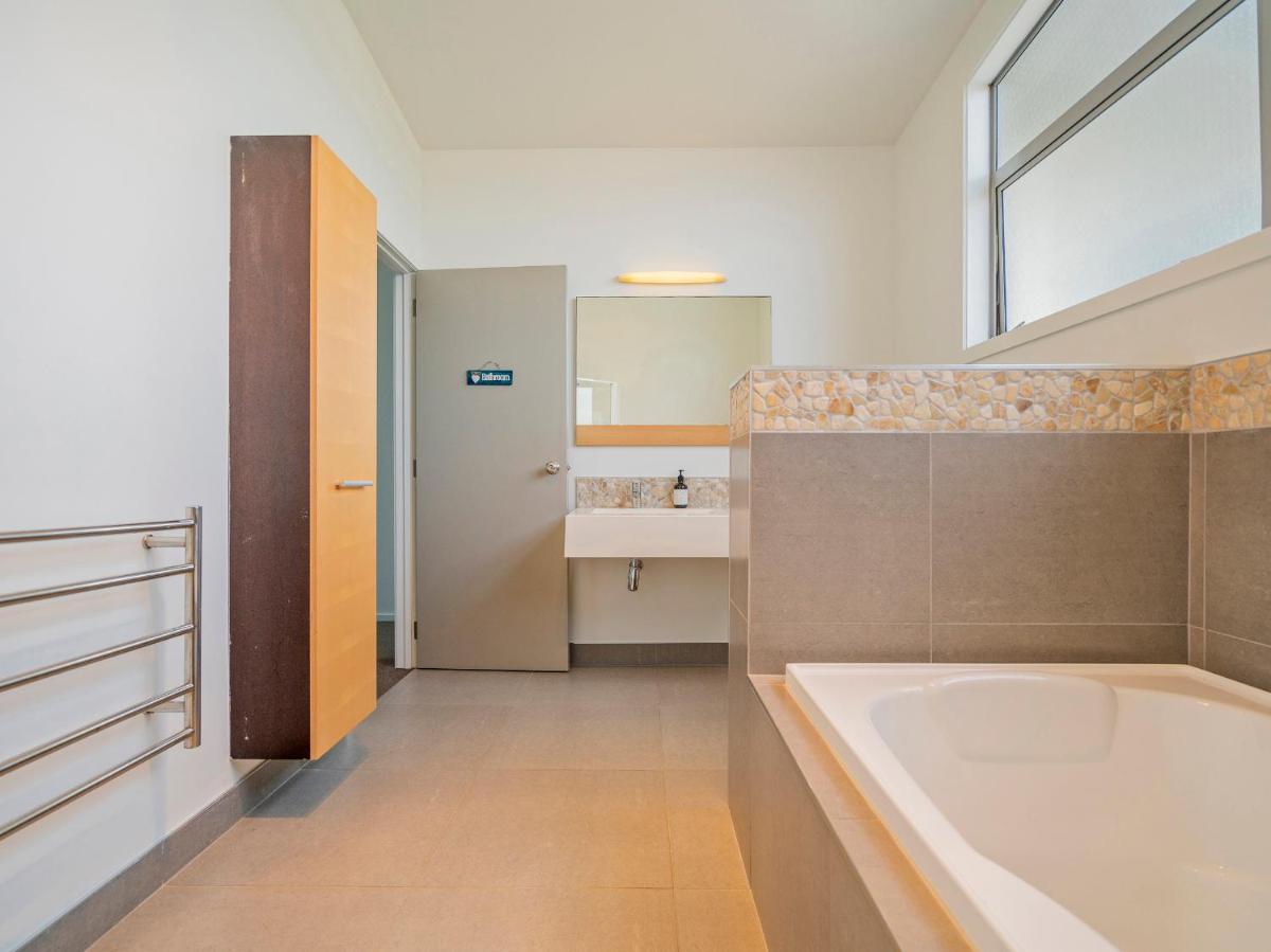 Acacia Cote - Whitianga Holiday Home - Housity