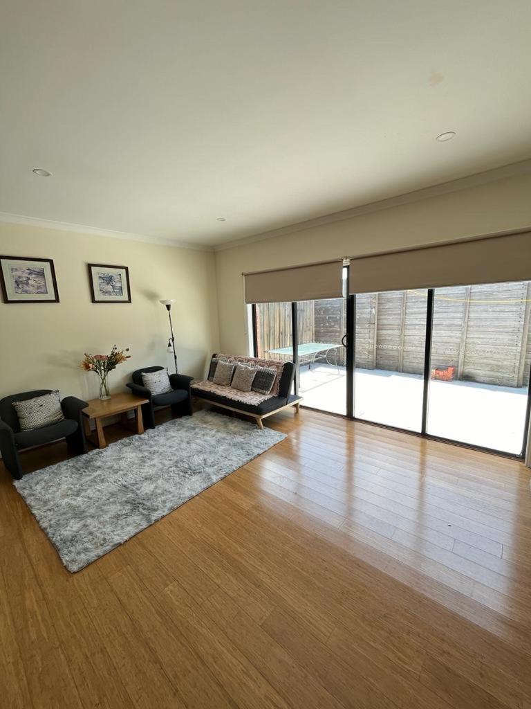 Spacious & Sunny 2BR with garage,11 min to airport - Housity
