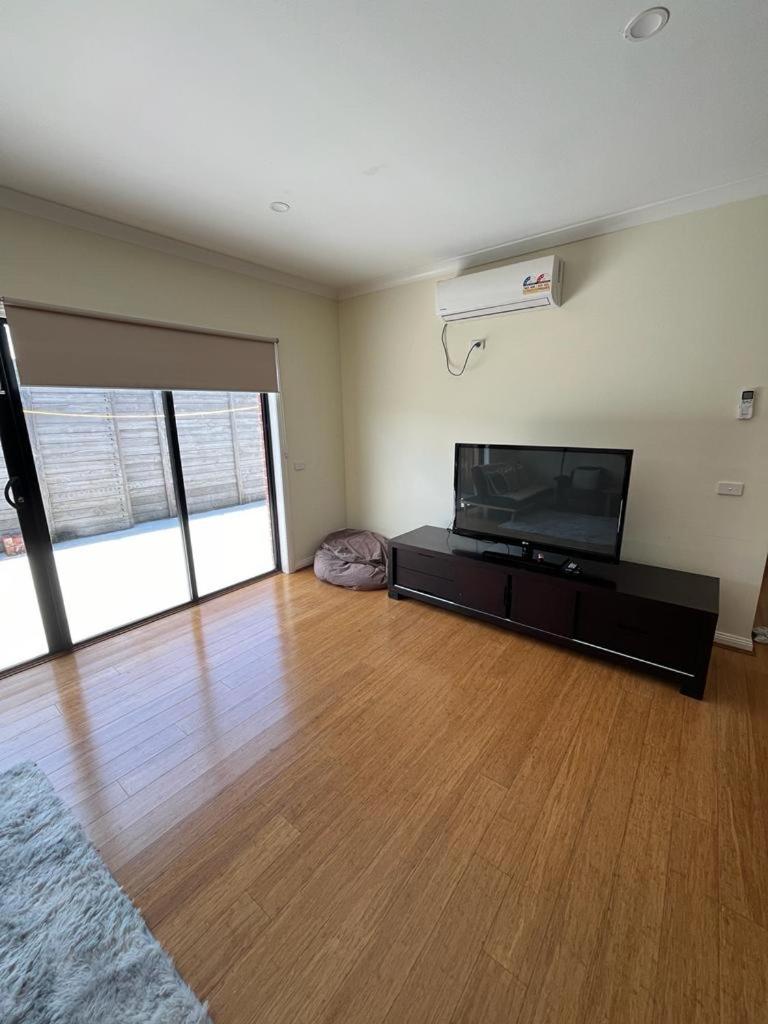 Spacious & Sunny 2BR with garage,11 min to airport - Housity
