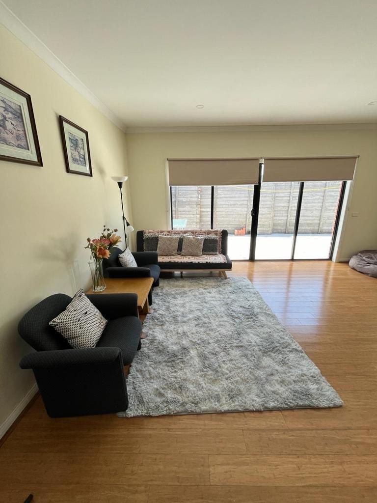 Spacious & Sunny 2BR with garage,11 min to airport - Housity