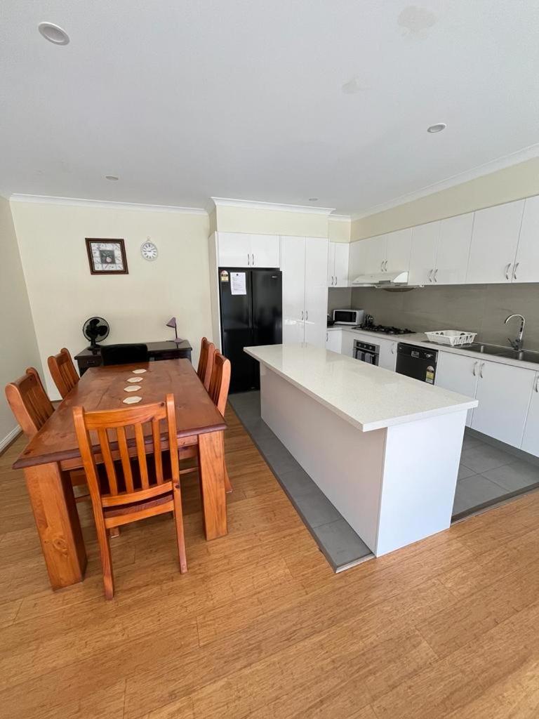 Spacious & Sunny 2BR with garage,11 min to airport - Housity