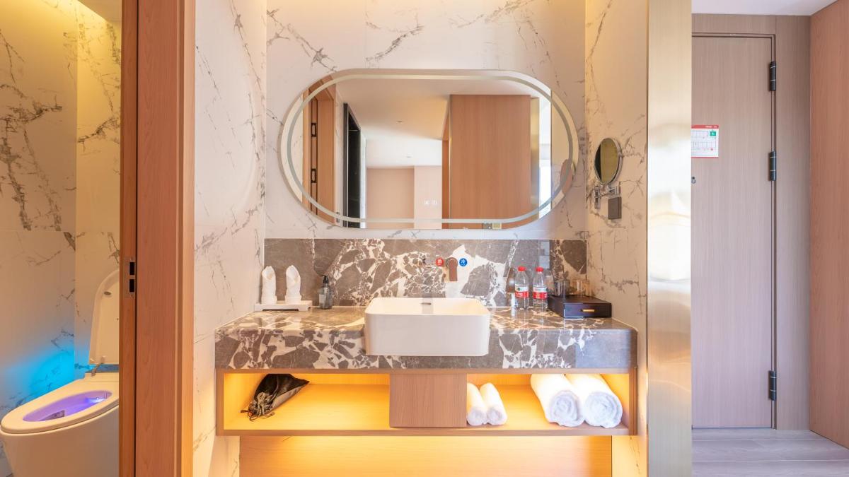 Hawthorn by Wyndham Honghe Mile Hot Spring - Housity