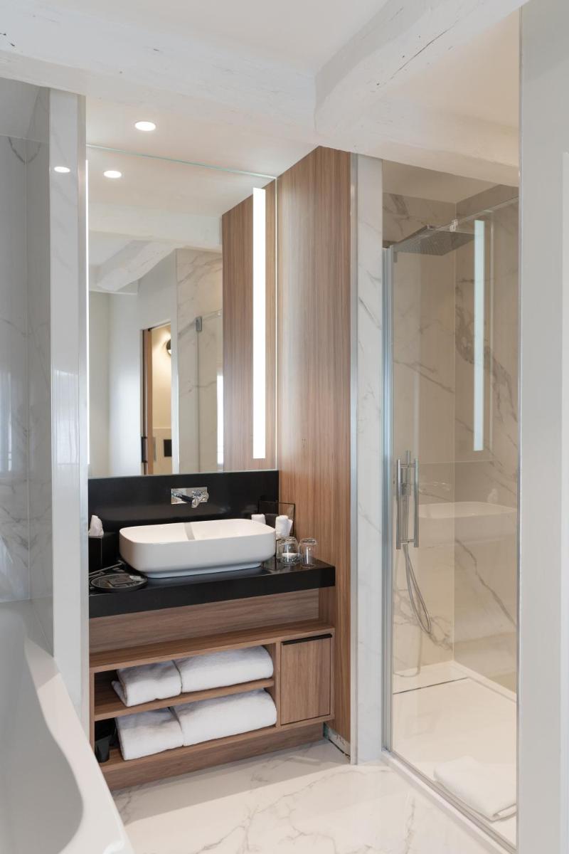Salle de bains dans l'établissement Les Trésorières