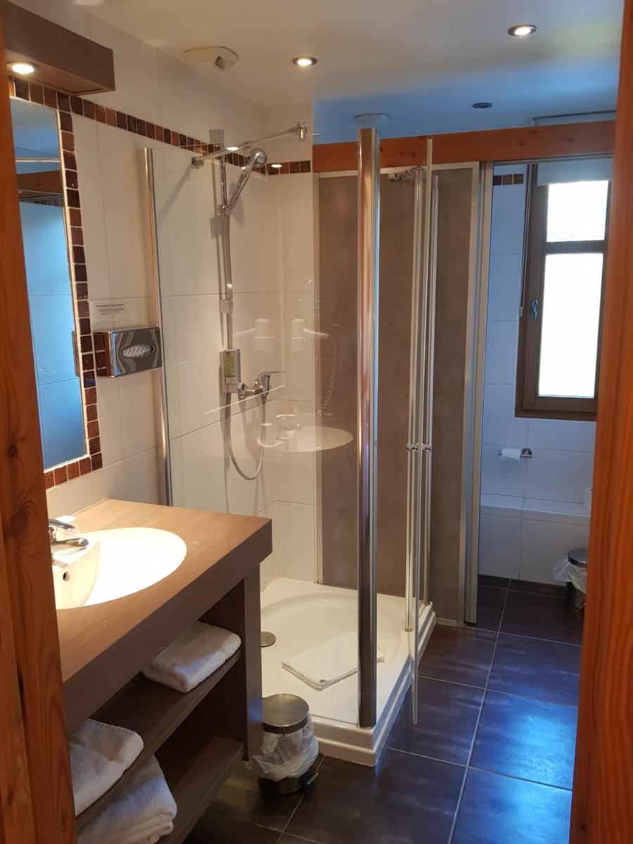 Salle de bains dans l'établissement Logis Hôtel Les Peupliers