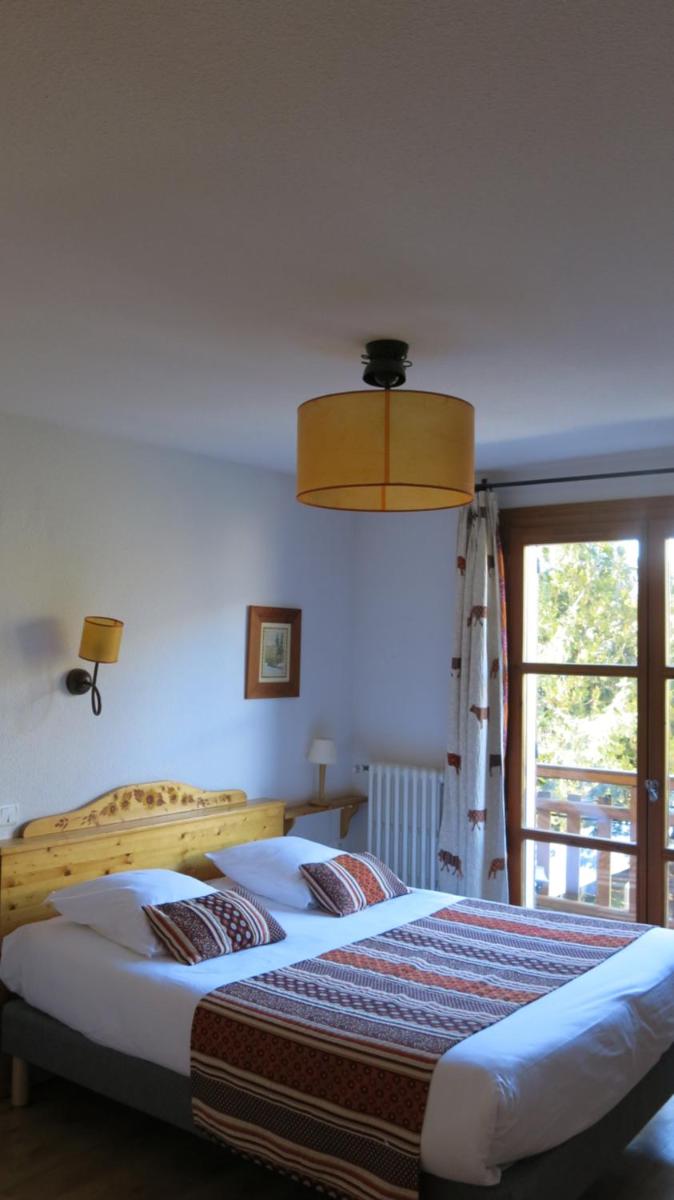 Un ou plusieurs lits dans un hébergement de l'établissement Logis Hôtel Les Peupliers