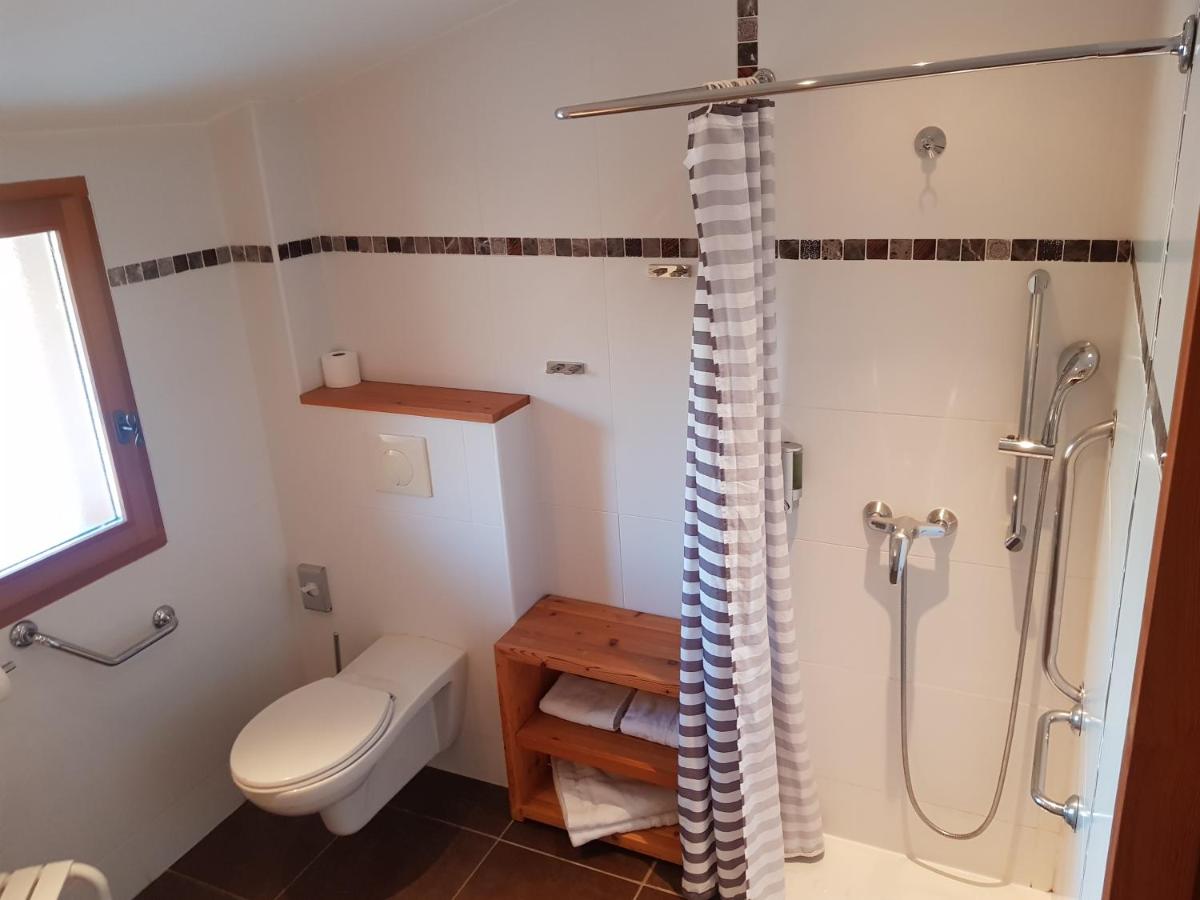 Salle de bains dans l'établissement Logis Hôtel Les Peupliers
