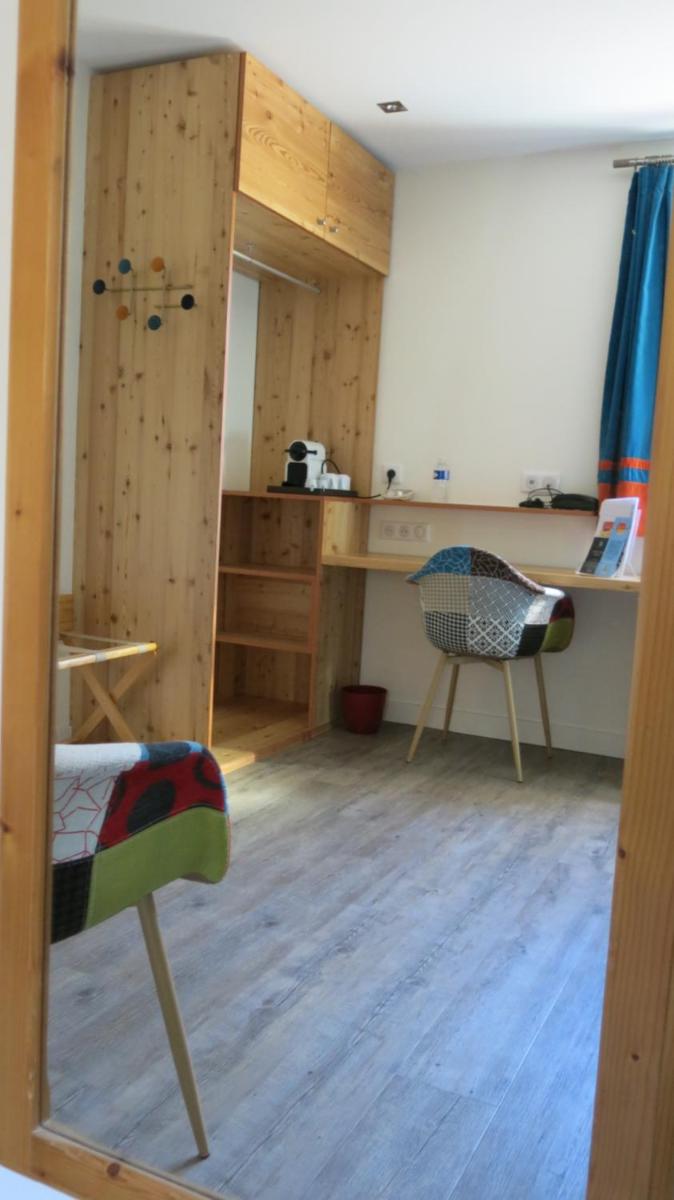 Un ou plusieurs lits dans un hébergement de l'établissement Logis Hôtel Les Peupliers