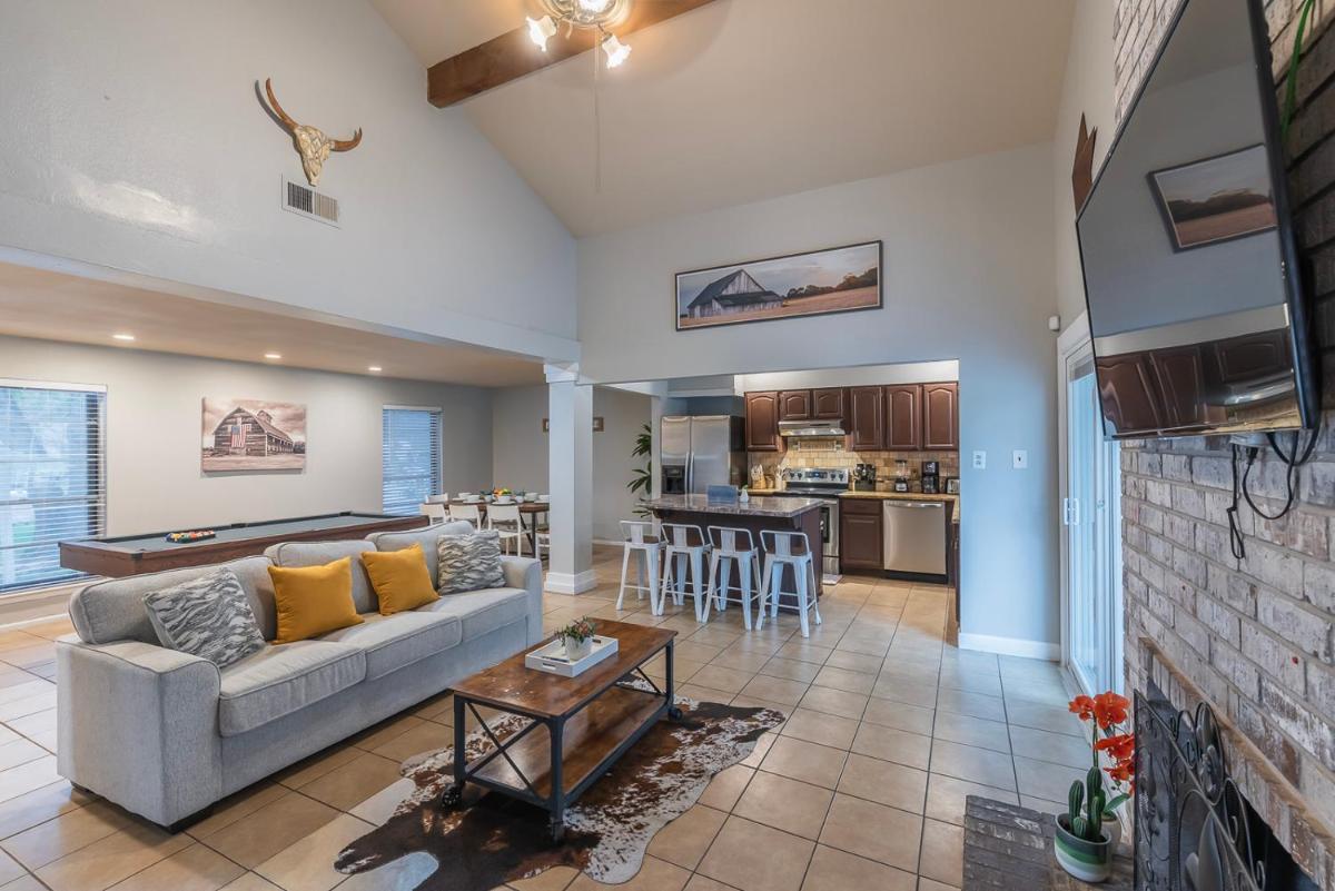 Pool, Gameroom & Minigolf Enchanting Texas Home - Housity
