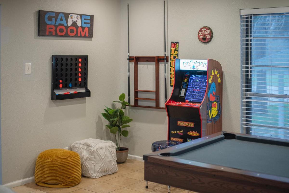 Pool, Gameroom & Minigolf Enchanting Texas Home - Housity