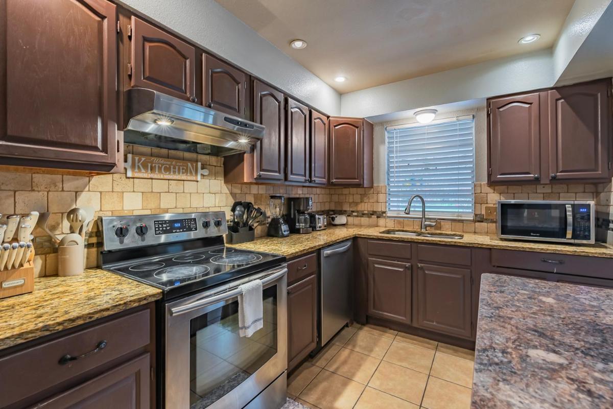 Pool, Gameroom & Minigolf Enchanting Texas Home - Housity