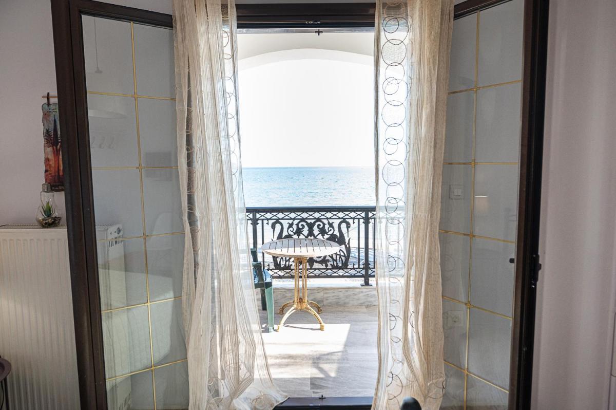 Seaside Apartment Poros - Hizvo