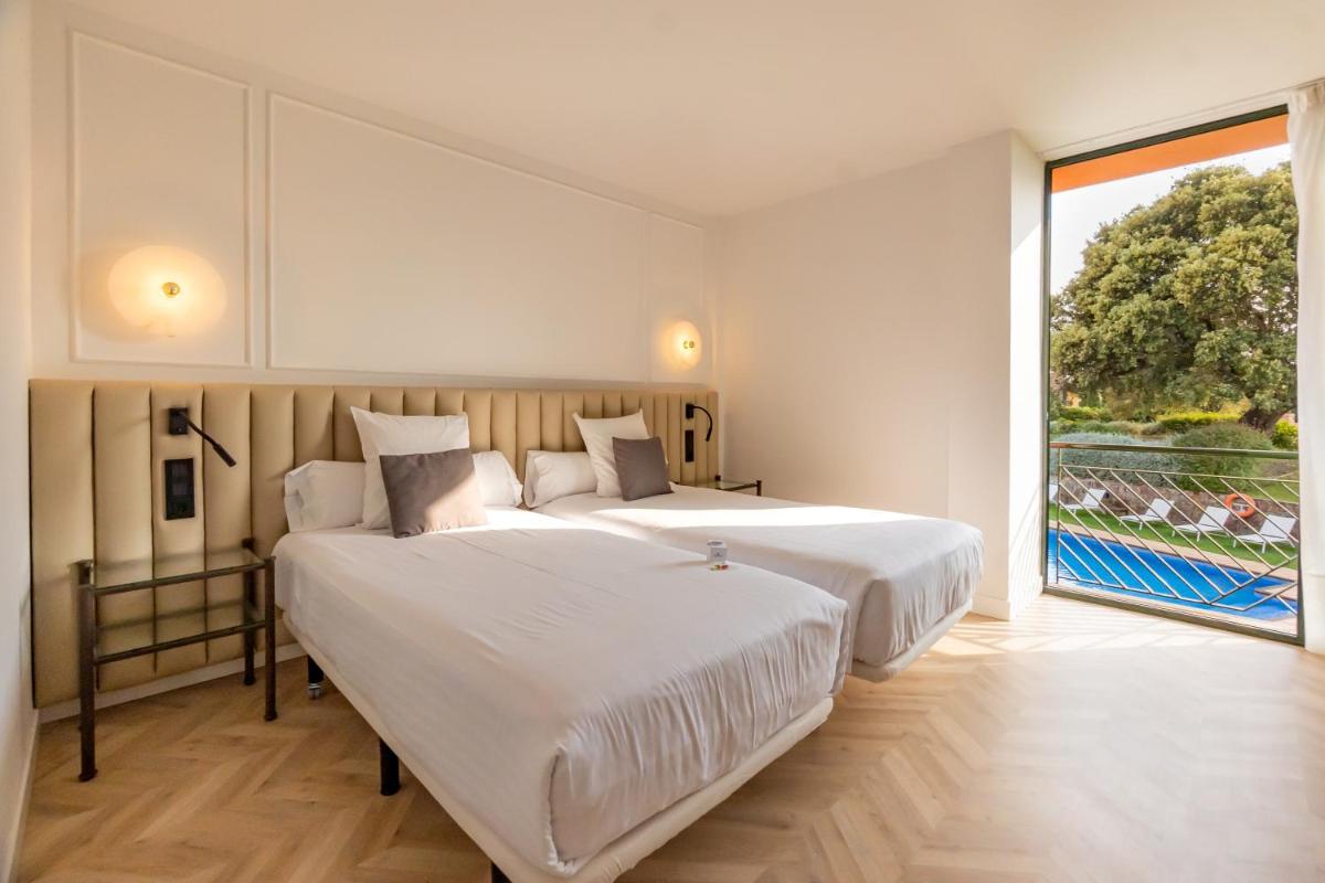 Cama o camas de una habitación en Hotel TorreMirona Golf & Spa