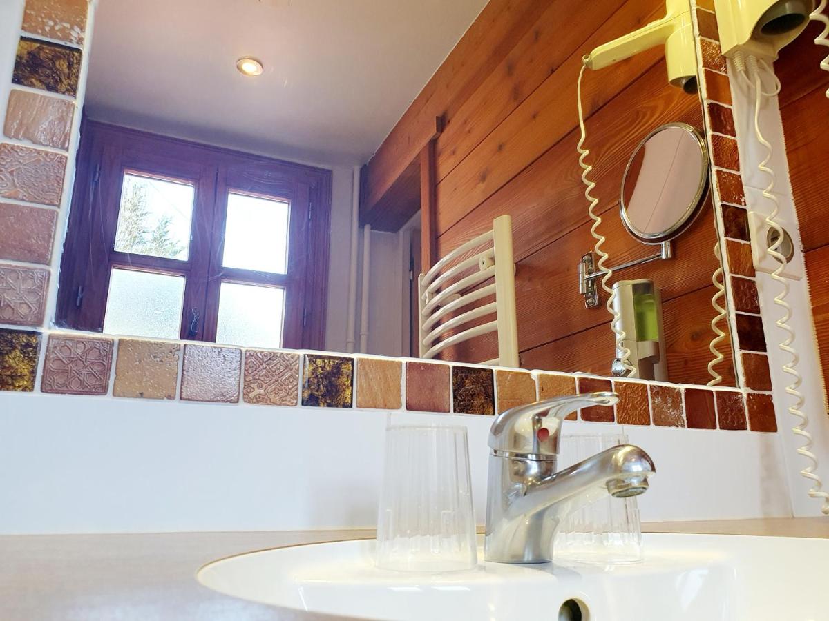 Salle de bains dans l'établissement Logis Hôtel Les Peupliers