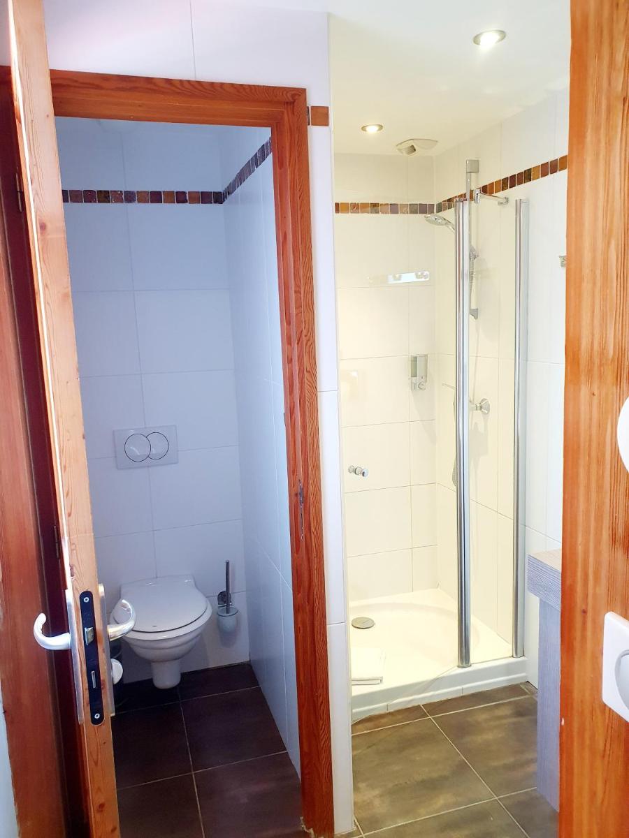 Salle de bains dans l'établissement Logis Hôtel Les Peupliers