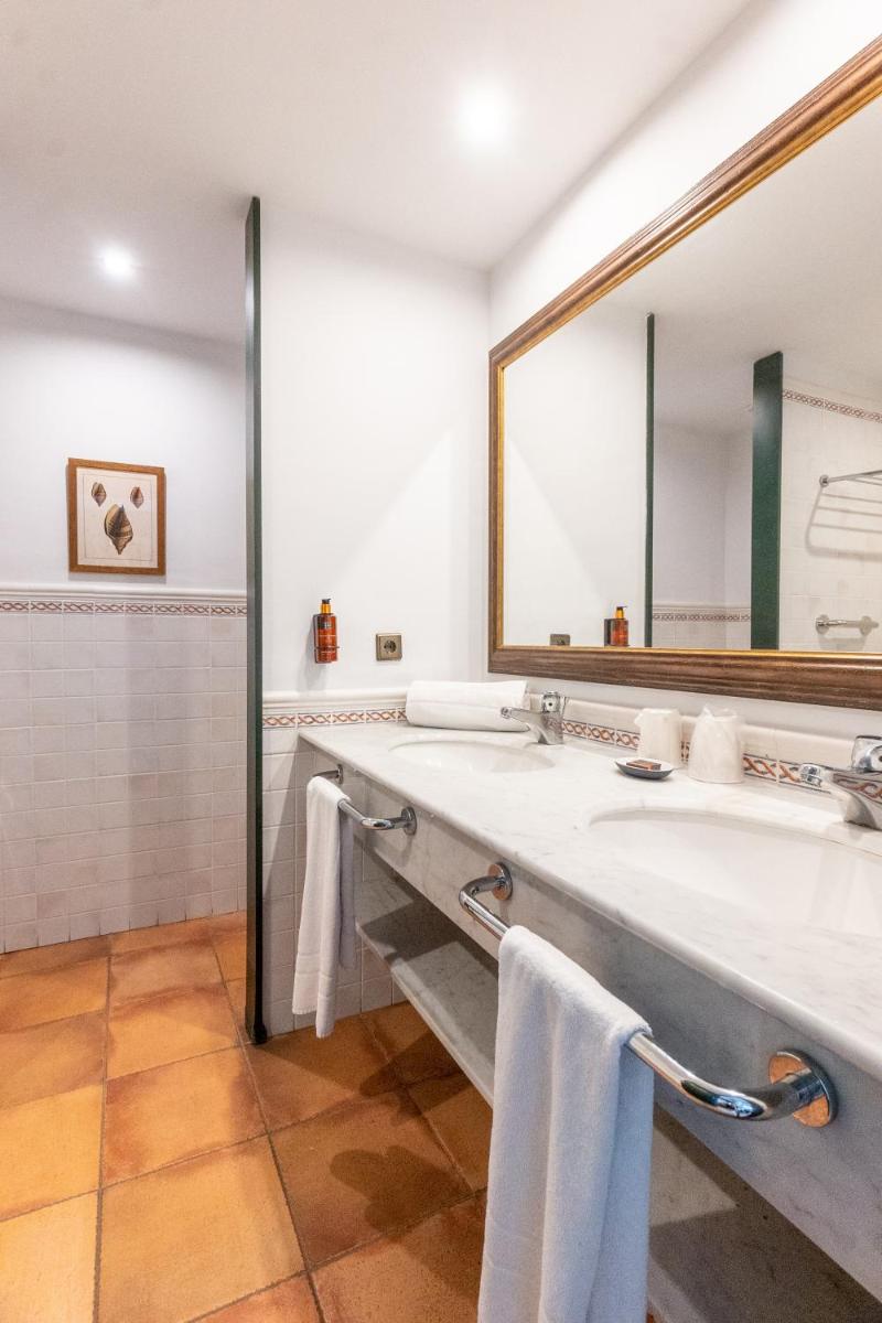Un baño de Hotel TorreMirona Golf & Spa