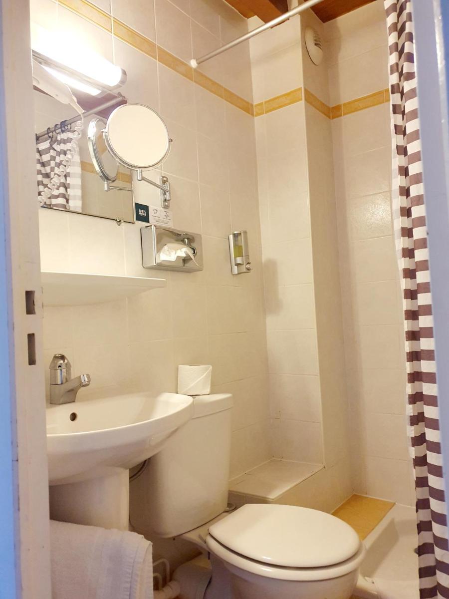 Salle de bains dans l'établissement Logis Hôtel Les Peupliers