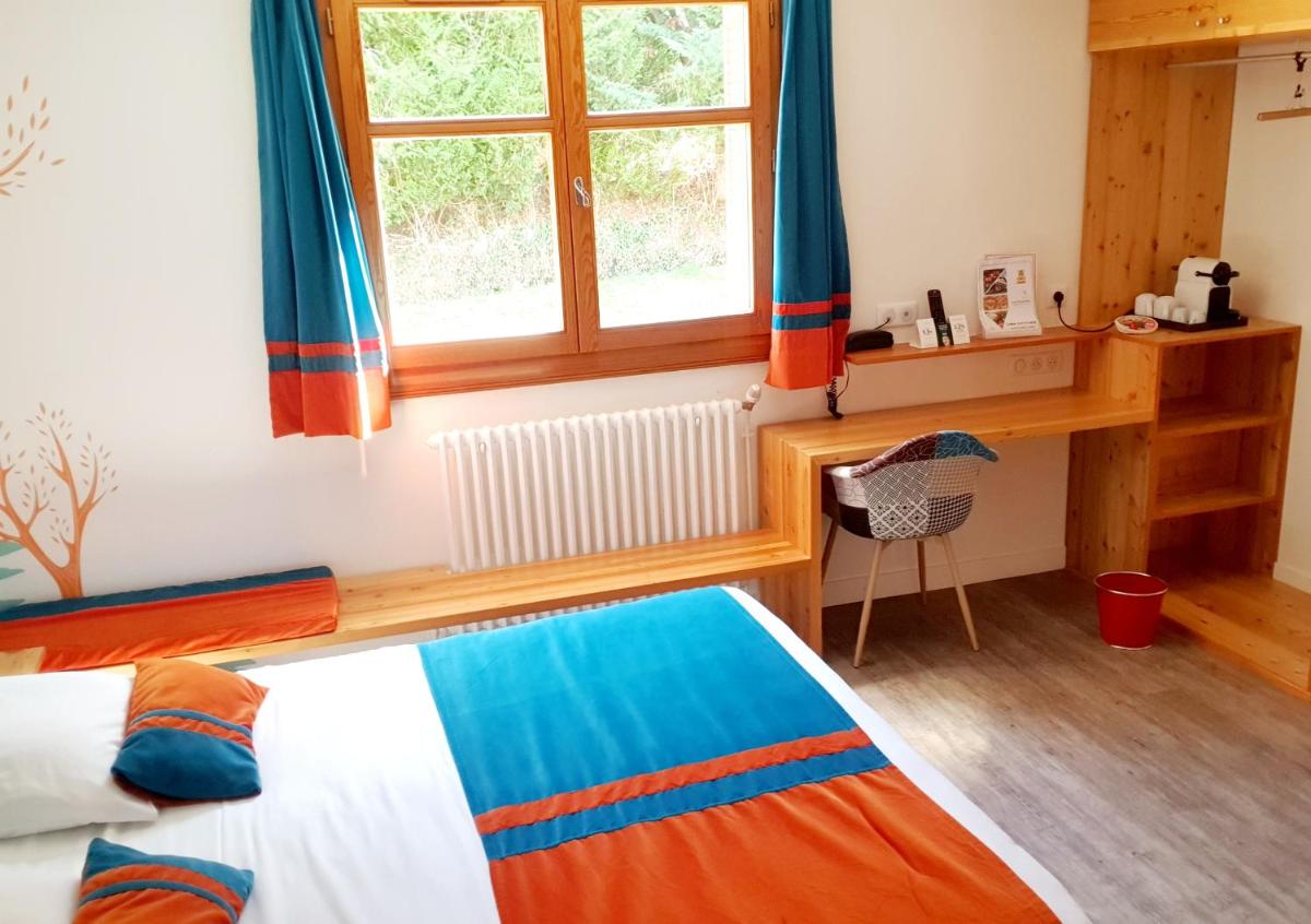 Un ou plusieurs lits dans un hébergement de l'établissement Logis Hôtel Les Peupliers