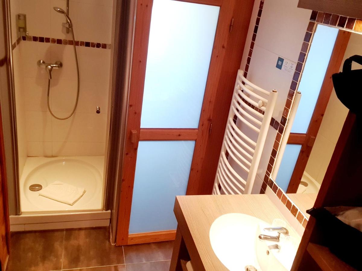 Salle de bains dans l'établissement Logis Hôtel Les Peupliers