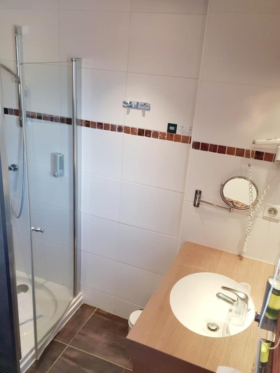 Salle de bains dans l'établissement Logis Hôtel Les Peupliers