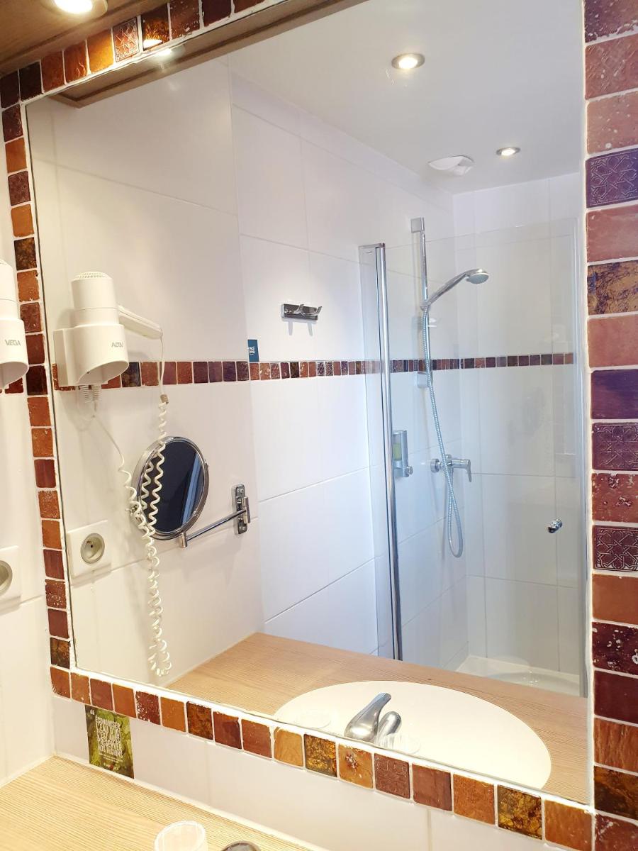 Salle de bains dans l'établissement Logis Hôtel Les Peupliers