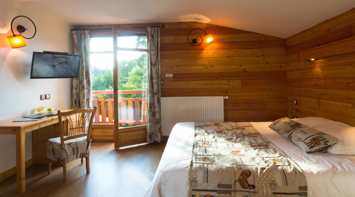 Un ou plusieurs lits dans un hébergement de l'établissement Logis Hôtel Les Peupliers