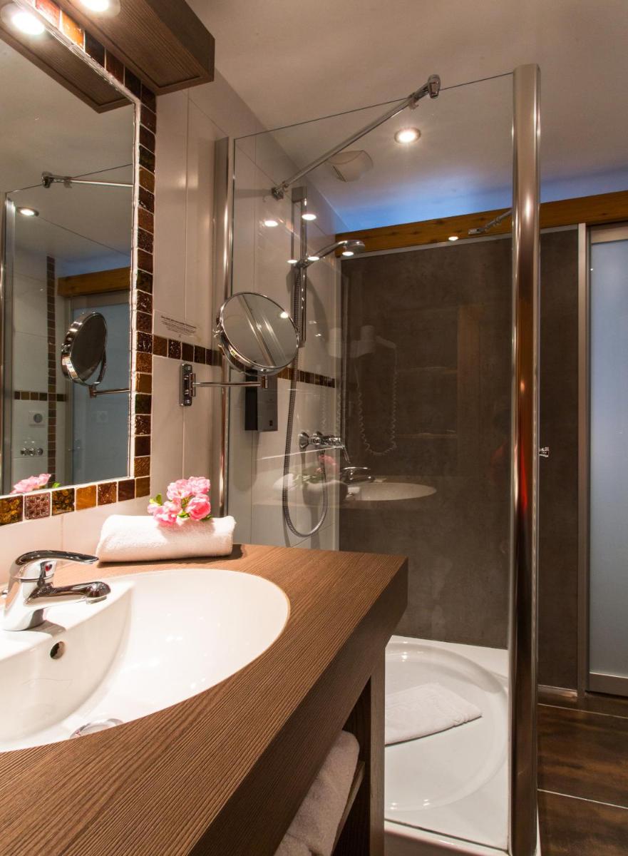 Salle de bains dans l'établissement Logis Hôtel Les Peupliers