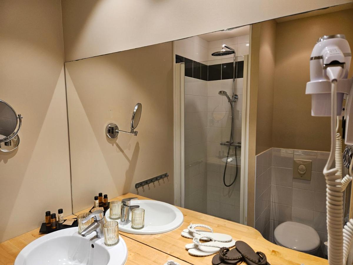 une salle de bain avec deux lavabos et une douche dans l'établissement La Fraîchette-Hôtel & Spa, à Honfleur