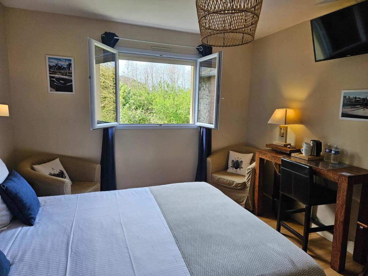 une chambre avec un lit, un bureau et une fenêtre dans l'établissement La Fraîchette-Hôtel & Spa, à Honfleur