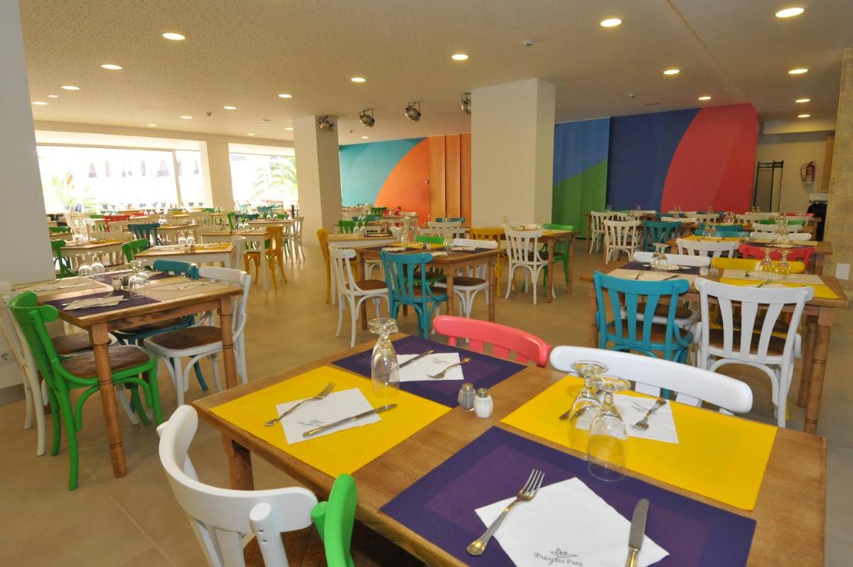 Un restaurante o sitio para comer en Paradise Park Fun Lifestyle Hotel