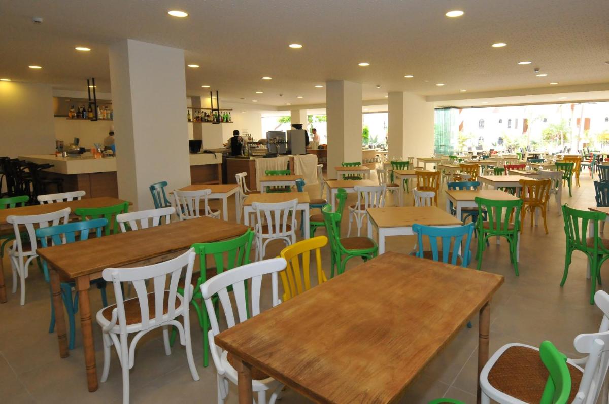 Un restaurante o sitio para comer en Paradise Park Fun Lifestyle Hotel