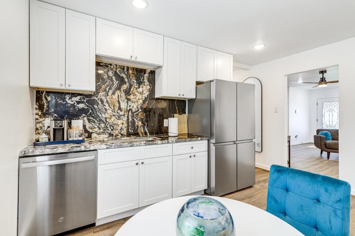 Sleek Houston Home about 6 Mi to Downtown Attractions - Housity