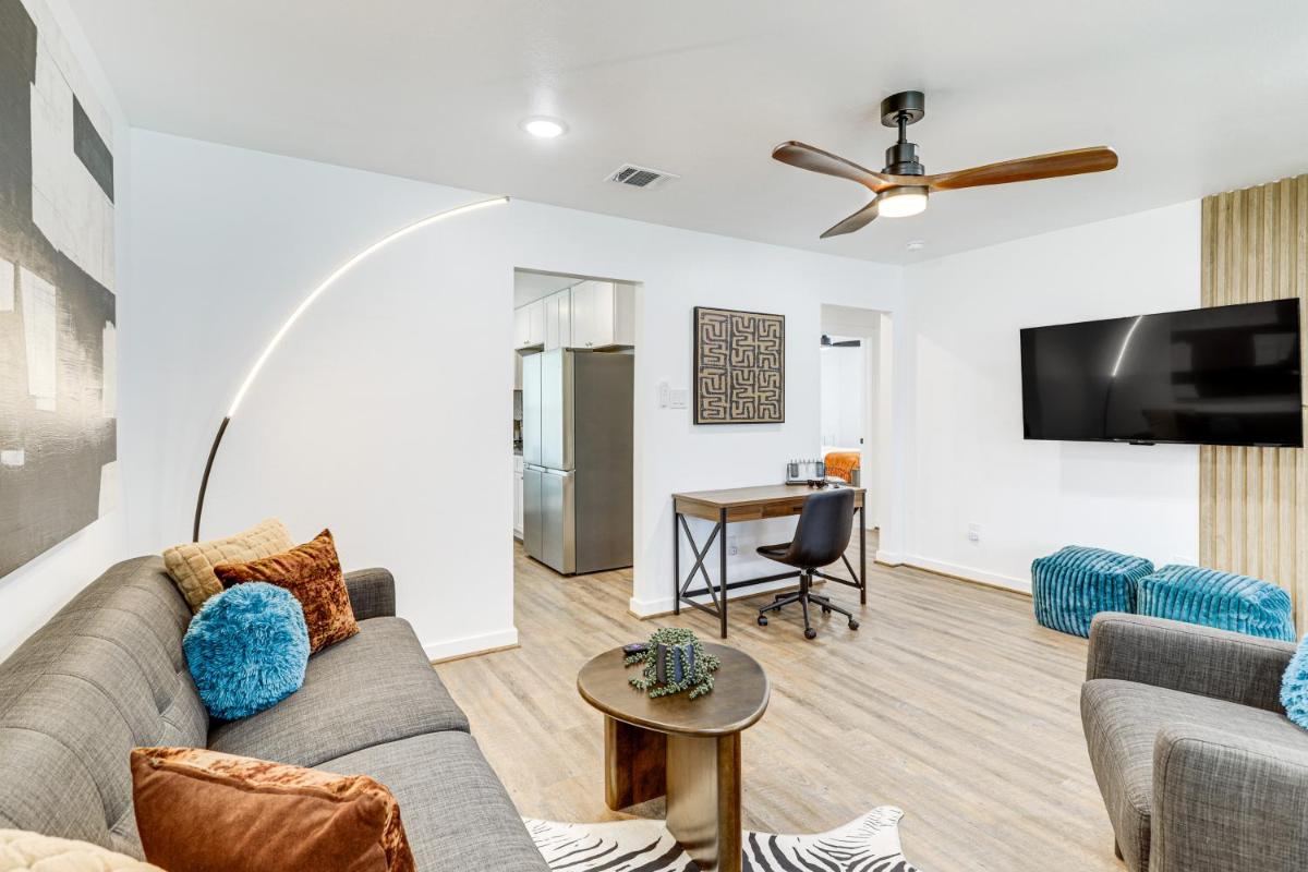 Sleek Houston Home about 6 Mi to Downtown Attractions - Housity
