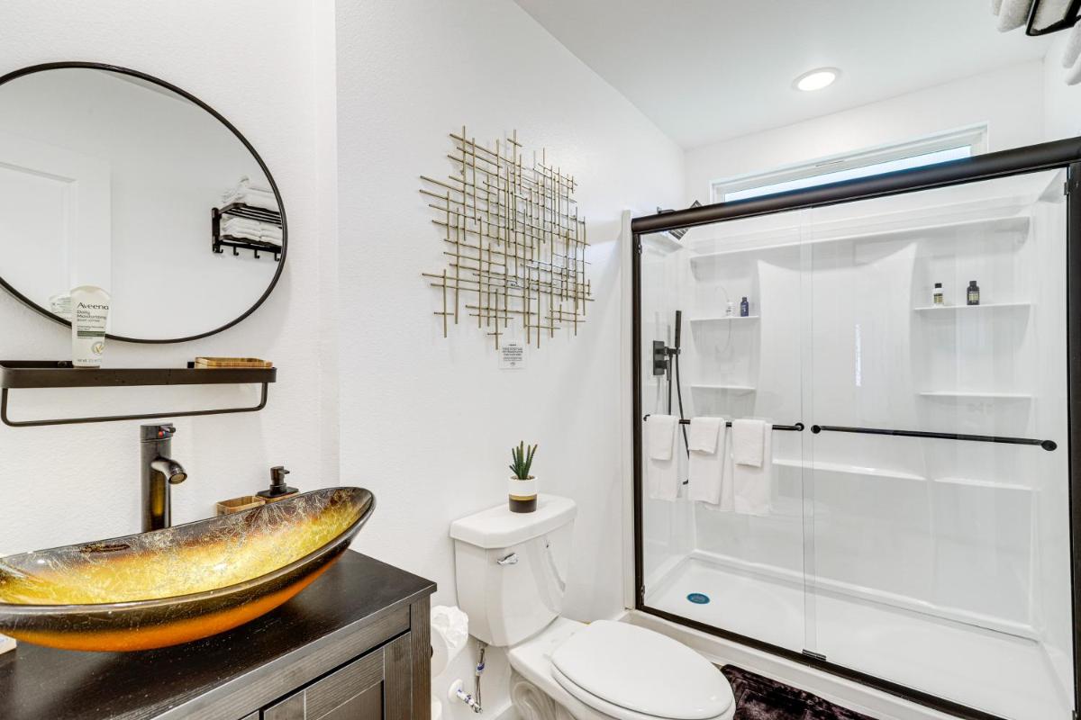 Sleek Houston Home about 6 Mi to Downtown Attractions - Housity
