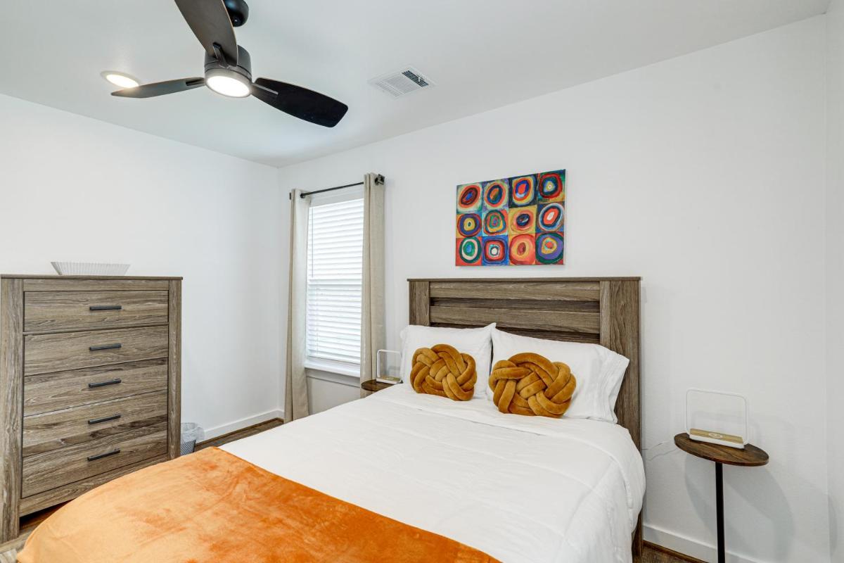 Sleek Houston Home about 6 Mi to Downtown Attractions - Housity