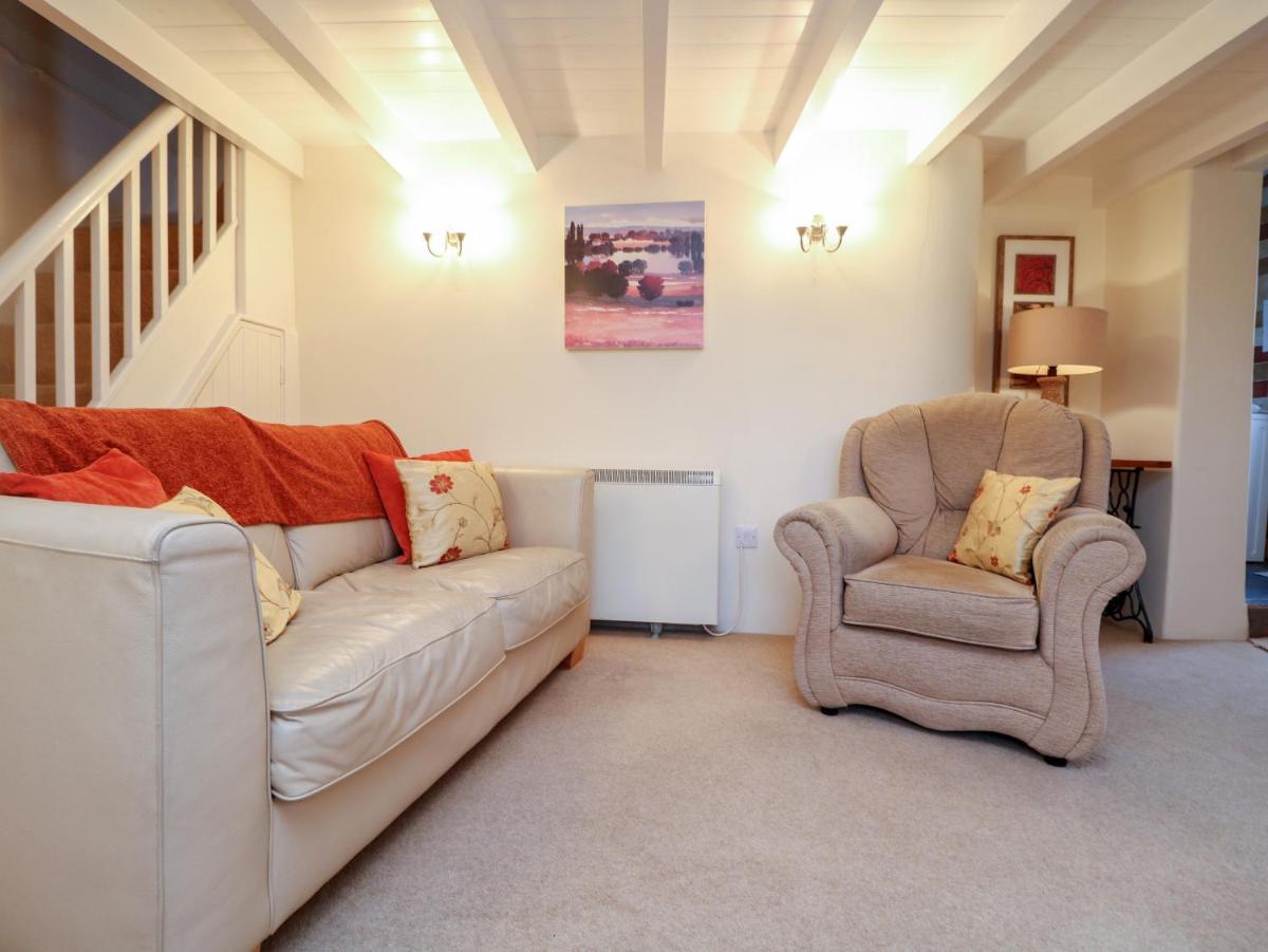 1 Rose Cottages - Housity